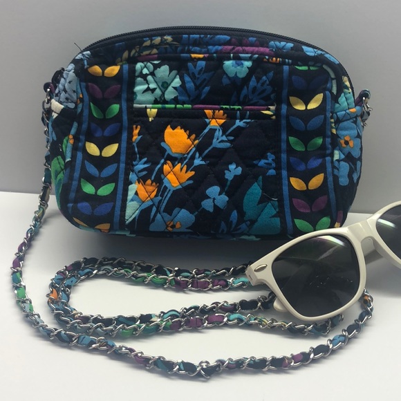 Vera Bradley Handbags - Like new Vera Bradley crossbody